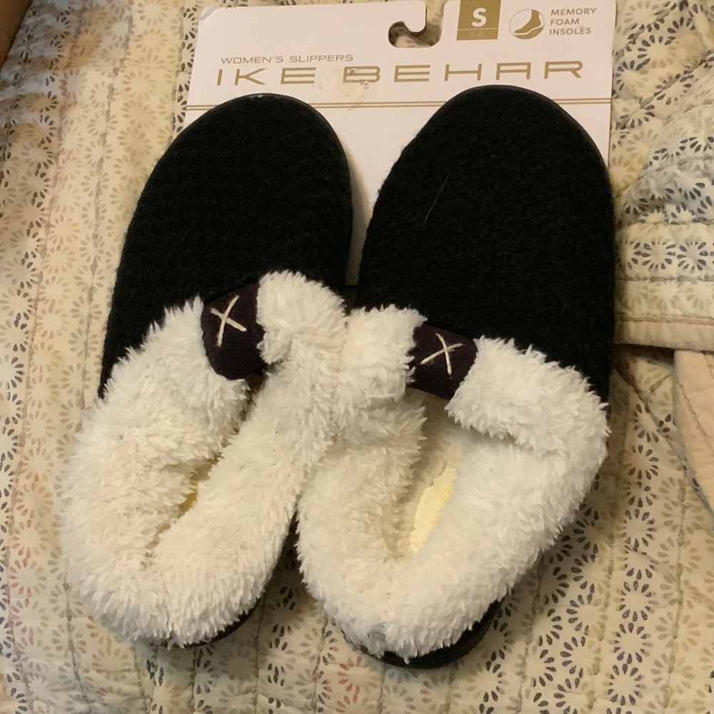 Ike Behar Women's Cozy Black and White Slippers